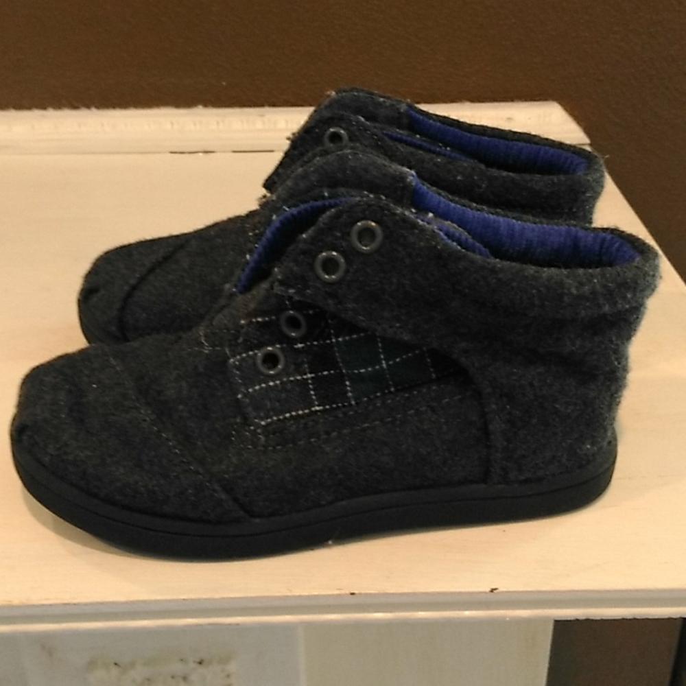 Tom's boys boots